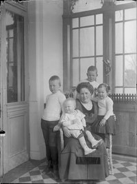 Glasplattennegativ, Clara Bauer mit ihren Kindern auf der Veranda