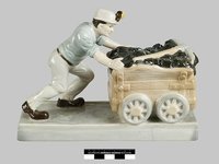 Porzellanfigur: Bergmann einen Förderwagen schiebend